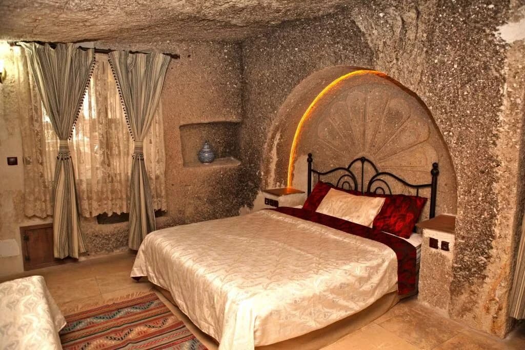 Holiday Cave Hotel